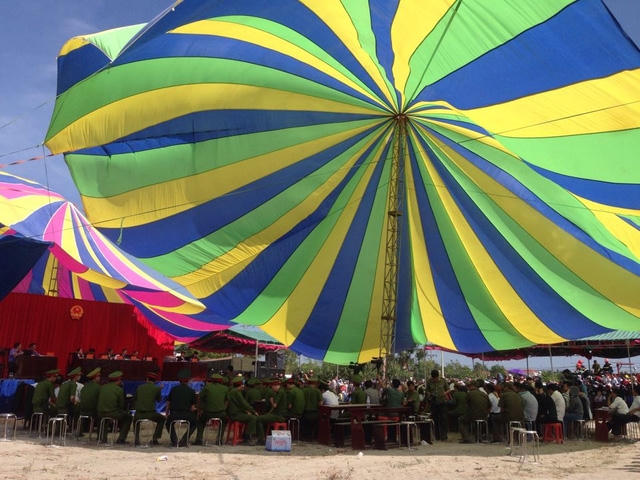 Gió lớn đang khiến hệ thống âm thanh tại phiên xử bị ảnh hưởng (Ảnh: Dân trí).