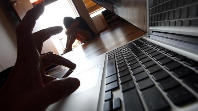 Các đối tượng thường dụ dỗ trẻ em qua các trang mạng xã hội để lợi dụng, xâm hại tình dục. Ảnh: minh họa