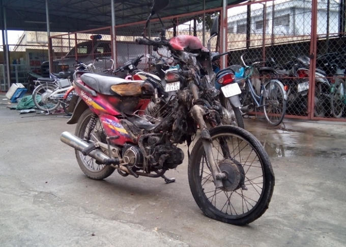 Chiếc xe bị chủ nhân châm lửa đốt chỉ còn trơ lại khung.