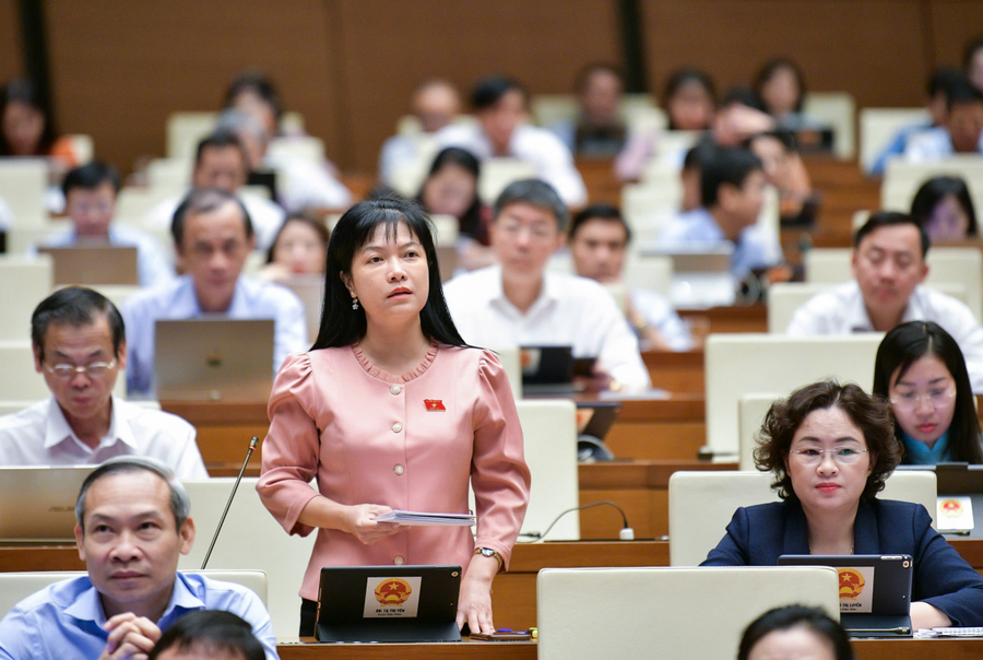 Đại biểu Tạ Thị Yên - Đoàn ĐBQH tỉnh Điện Biên tham gia chất vấn tại kỳ họp. Ảnh quochoi.vn