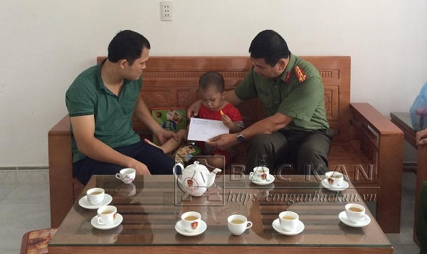 Đại tá Dương Văn Tính - PGĐ Công an tỉnh Bắc Kạn thăm hỏi và tặng quà tới cháu Hà Quang Nghĩa, không may mắc bệnh hiểm nghèo.