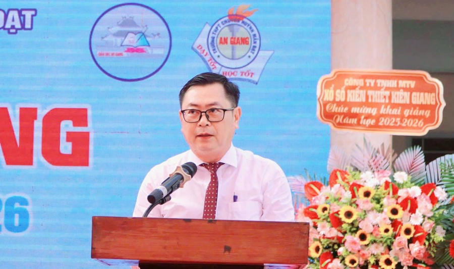 Nhà giáo Phạm Ngọc Thiện, Hiệu trưởng THPT chuyên Huỳnh Mẫn Đạt phát biểu tại lễ khai giảng