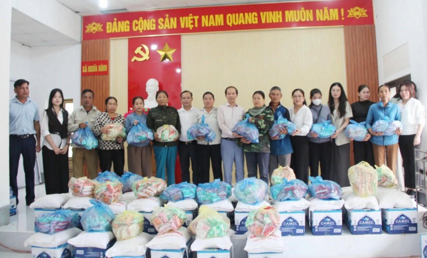 Hàng nghìn hộ dân tại xã Nghĩa Hành bị thiệt hại nặng nề do mưa bão.
Hàng nghìn hộ dân tại xã Nghĩa Hành bị thiệt hại nặng nề do mưa bão.