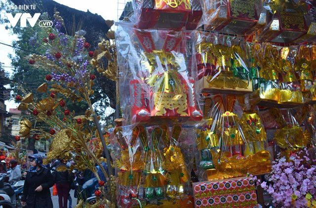 Thị trường h&agrave;ng m&atilde; s&ocirc;i động ng&agrave;y &Ocirc;ng C&ocirc;ng - &Ocirc;ng T&aacute;o