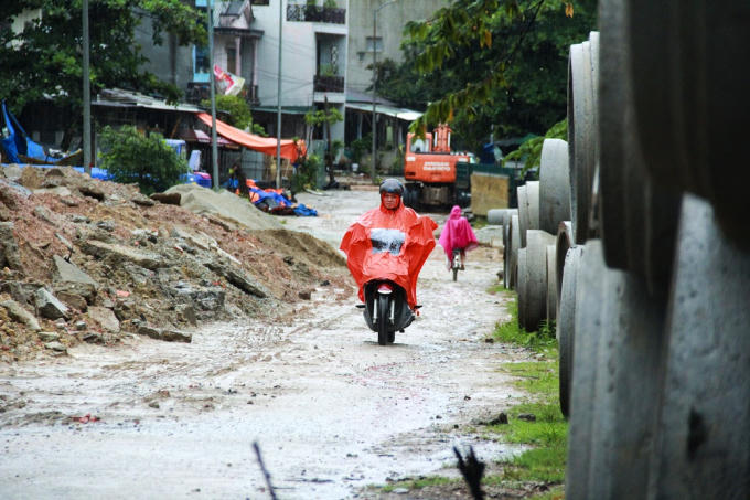 Ngày nắng cũng như ngày mưa,tại những điểm thi công đất đá, vật liệu xây dựng đều ngổn ngang.