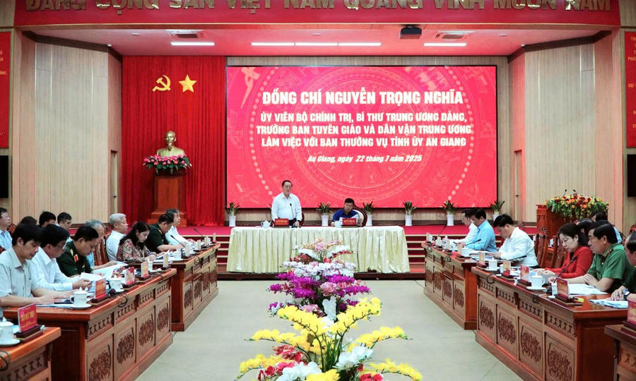 Quang cảnh buổi làm việc