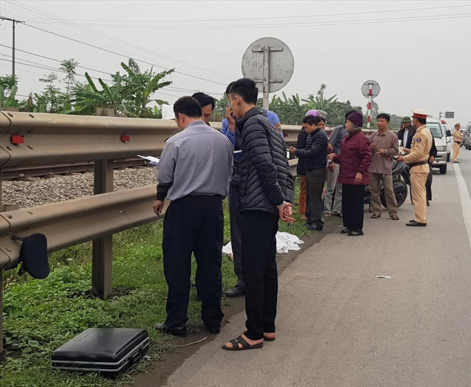 Lực lượng chức năng lập biên bản hiện trường. Ảnh: NT