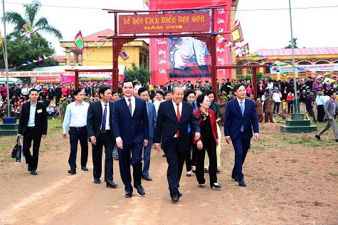 Phó Thủ tướng Trương Hòa Bình và nguyên Phó Chủ tịch nước Nguyễn Thị Doan tham dự Lễ hội Tịch điền (Ảnh: VGP/Lê Sơn)