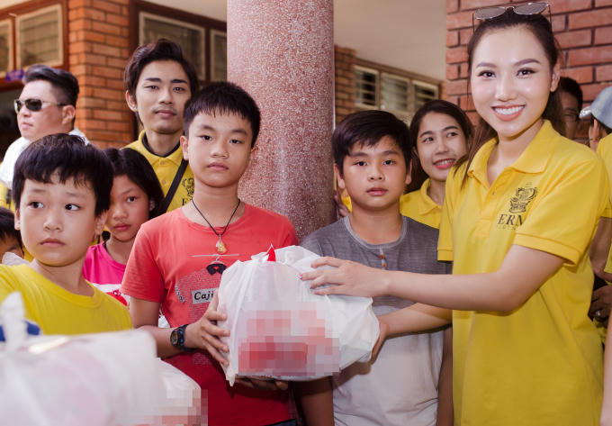 Hoàng Thu Thảo trao quà cho các em nhỏ.