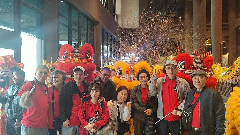 Lân sư rồng chào mừng khách xông đất đầu năm tại Cảng tàu khách quốc tế Hạ Long.