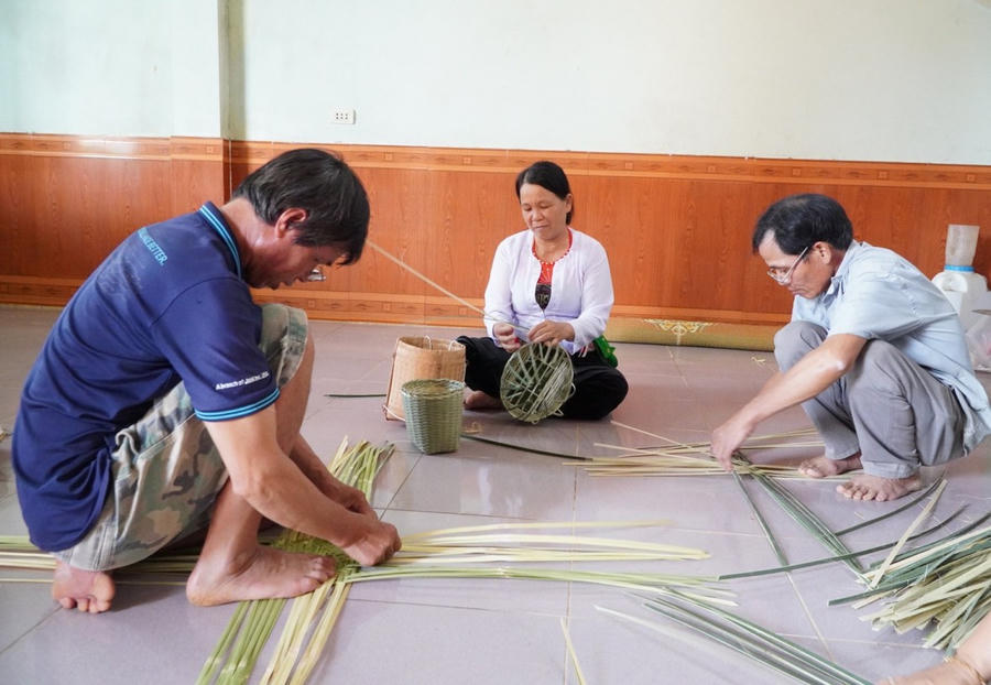 Ngoài những lễ hội văn hoá, cộng đồng người Mường ở Kon Tum nỗ lực duy trì nghề truyền thống như đan lát, dệt, thêu thùa...