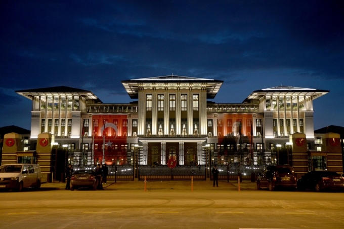 Bất chấp các chỉ trích về việc lãng phí  ông Erdogan vẫn một mực khẳng định rằng Cung điện Trắng sẽ giúp nâng tầm đất nước trong mắt bạn bè quốc tế. (Ảnh: Guardian)