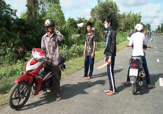 Công an thực nghiệm hiện trường một vụ cướp trên tuyến Quản Lộ - Phụng Hiệp. Ảnh:CTV.