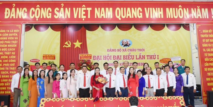 Ông Phan Thanh Duy - Ủy viên BTV Tỉnh ủy, Chủ nhiệm Ủy ban Kiểm tra Tỉnh ủy Cà Mau, tăng hoa cho Ban Chấp hành Đảng bộ xã Châu Thới nhiệm kỳ mới quyết tâm tạo ra những chuyển biến mạnh mẽ, toàn diện.