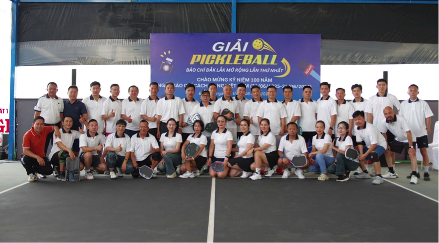 Ban tổ chức chụp ảnh lưu niệm cùng khách mời và các vận động viên thi đấu.