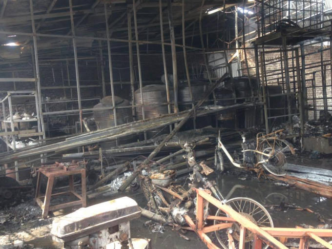 Nhiều đồ đạc trong nhà xưởng bị thiêu rụi.