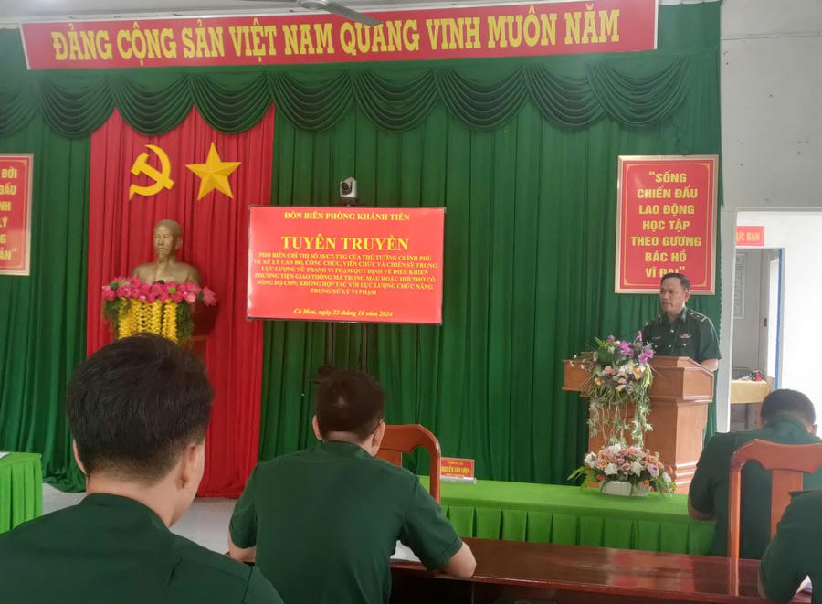 Thiếu tá Nguyễn Văn Lượm - Đồn trưởng Đồn Biên phòng Khánh Tiến, tuyên truyền phổ biến Chỉ thị 35 của Thủ tướng Chính phủ cho cán bộ, chiến sĩ tại đơn vị.
