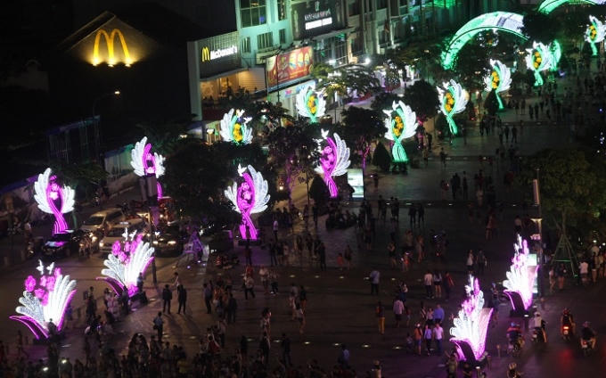 Dòng người đổ về phố đi bộ Nguyễn Huệ những ngày giáp Tết càng đông.