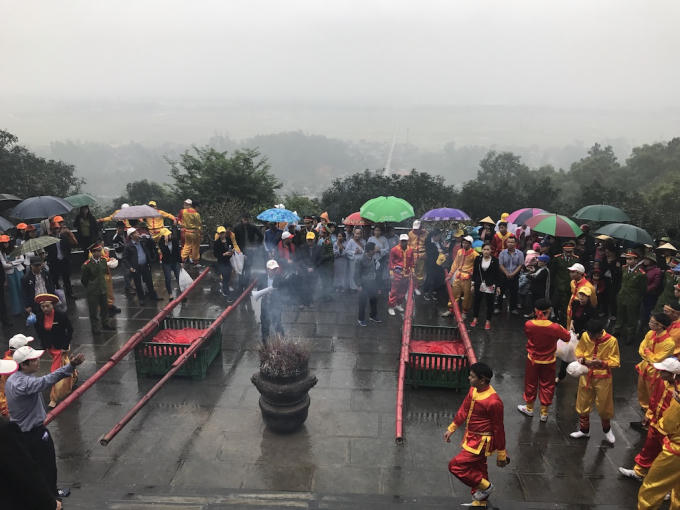 Hàng chục trai tráng đã đội mưa vận chuyển cặp bánh chưng không lồ thành kính dâng lên mộ bà Hoàng Thị Loan - thân mẫu Chủ tịch Hồ Chí Minh.