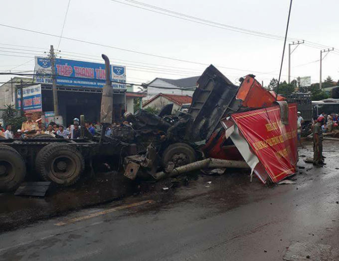 Phần xe đầu kéo biến dạng hoàn toàn sau va chạm. Ảnh Lê Dũng.