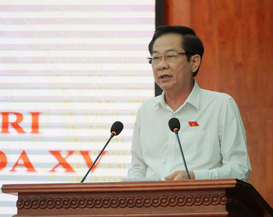 Ông Đỗ Thanh Bình - Ủy viên BCH Trung ương Đảng, Bí thư Tỉnh ủy Kiên Giang tiếp thu ý kiến, kiến nghị của bà con cử tri tại buổi tiếp xúc cử tri - Ảnh: Khánh Thùy