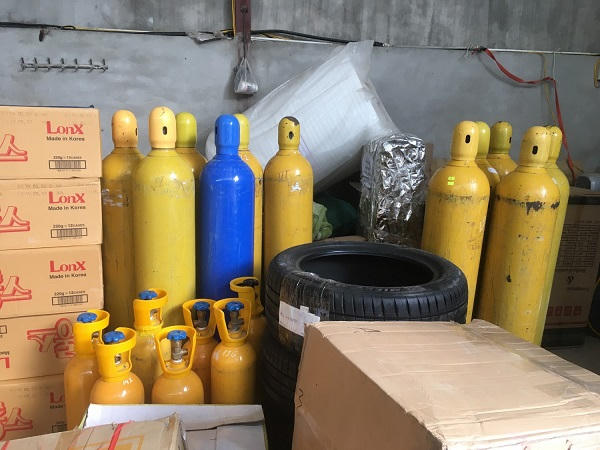 Các bình chứa khí N2O bị lực lượng chức năng phát hiện. Ảnh cơ quan chức năng cung cấp.