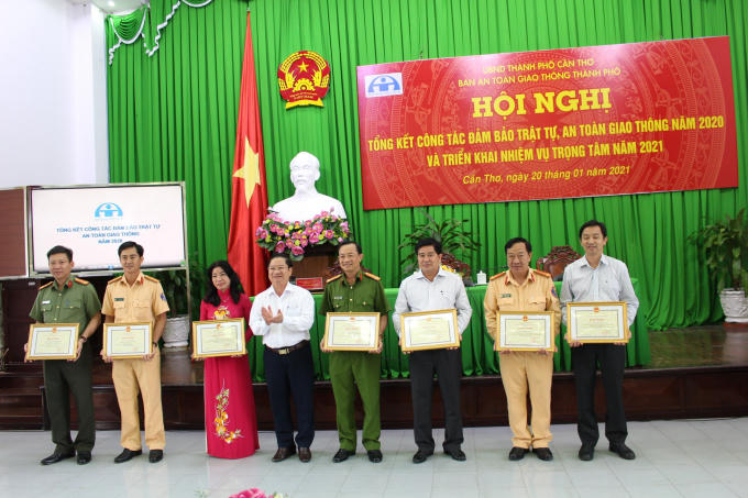 Chủ tịch UBND TP Cần Thơ trao tặng bằng khen cho 30 cá nhân, 21 tập thể, Ban ATGT tặng giấy khen tặng cho 66 tập thể , 145 cá nhân đã đóng góp, thành tích xuất sắc tích cực phòng trào thi đua đảm bảo trật tự, an toàn giao thông năm 2020.