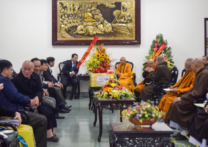 Thay mặt đoàn, Đại tá Lê Quốc Hùng đã chúc mừng Ban trị sự Phật giáo Việt Nam tỉnh cùng các chức sắc Phật giáo và tăng ni, phật tử năm mới ngập tràn hạnh phúc, an khang thịnh vượng, vạn sự như ý...