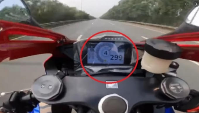 moto chay toc do cao