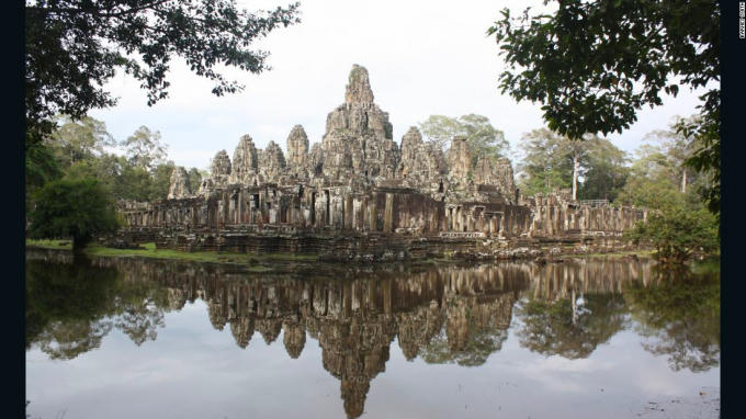 Angkor Wat có nghĩa là “Thành phố của những ngôi đền” được xây dựng vào đầu thế kỷ XII, đến năm 1992 nơi đây được UNESCO công nhận là di sản thế giới. Angkor Wat ngày nay được xem là di tích quan trọng nhất tại Campuchia đại diện cho nghệ thuật và kiến trúc Khmer cổ đại.