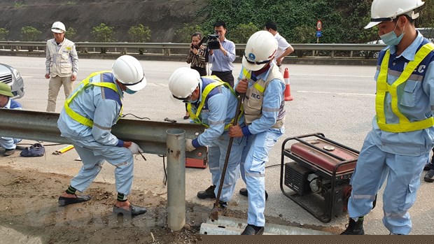 Hành vi cố tình phá dải phân cách và hộ lan phải khởi tố hành vi phá hoại tài sản quốc gia. (Ảnh: CTV/Vietnam+)
