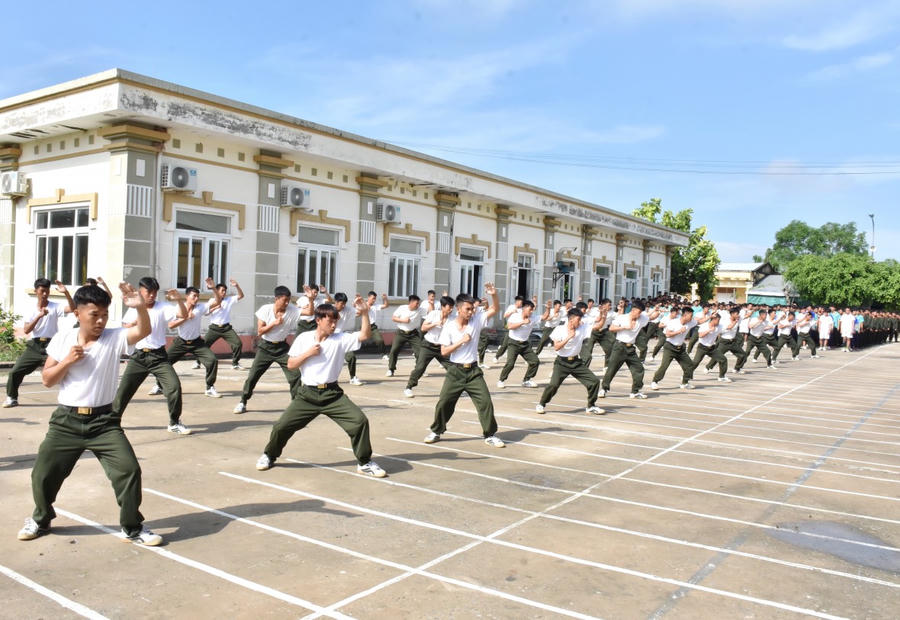 Công tác huấn luyện tân binh giỏi về võ thuật, nắm vững các kỹ chiến thuật cũng là nhiệm vụ quan trọng được đặt lên hàng đầu.