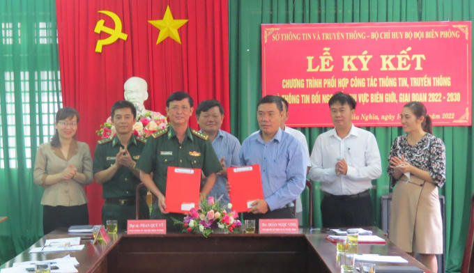 Lãnh đạo hai đơn vị ký kết chương trình phối hợp công tác TT&TT và thông tin đối ngoại biên giới giai đoạn 2022-2030.