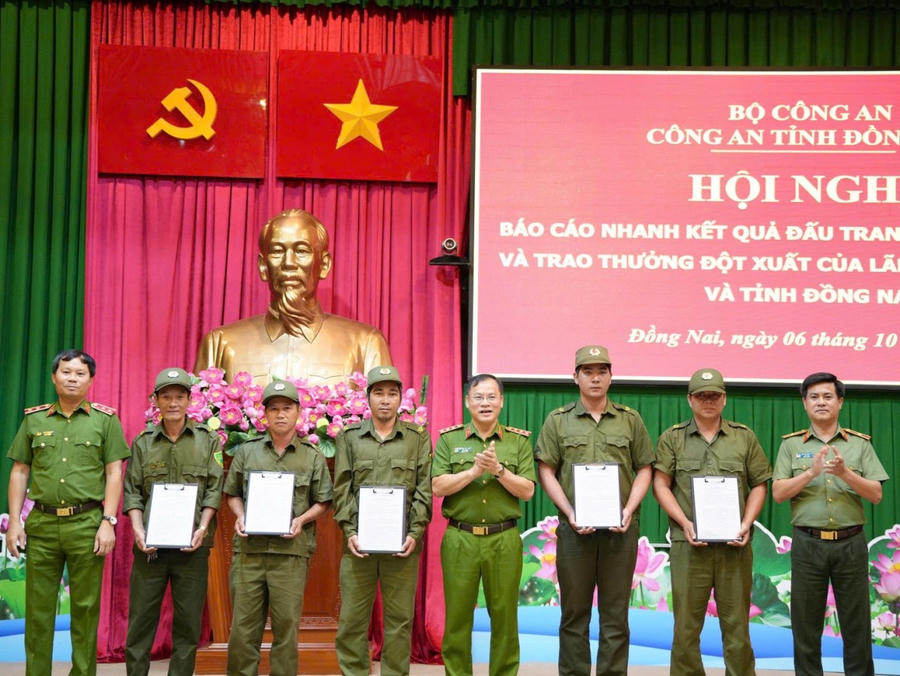 Khen thưởng các cá nhân, tập thể tham gia phá án - Ảnh Bộ Công an.