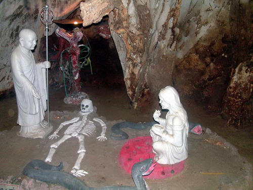 Hình ảnh tại động Âm phủ, khi Tôn giả Mục Kiền Liên xuống tận Ngục A tỳ để đưa cơm cho mẹ và bát cơm của bà Thanh Đề hóa thành than đỏ vì nghiệp quả lúc còn sống. (Ảnh minh họa).