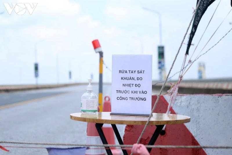 Trước khi vào làm việc tại đại công trường, các công nhân đều phải tuân thủ các điều kiện phòng, chống dịch Covid-19.