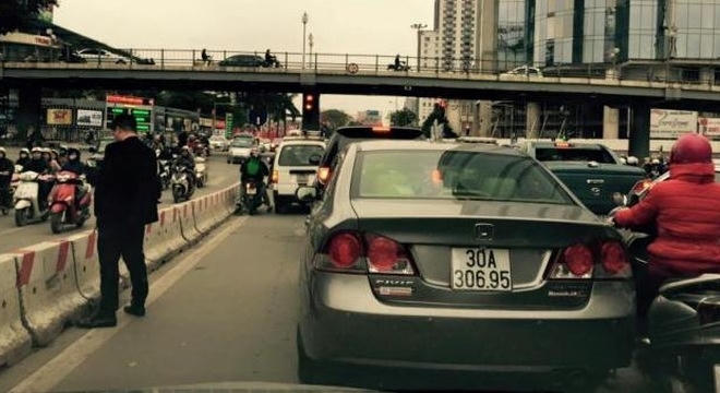 Hình ảnh người đan ông ngang nhiên đứng đái bậy giữa đừng Hà Nội