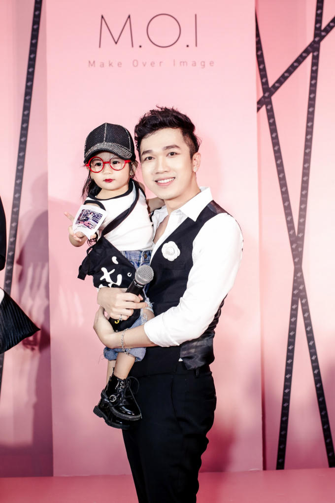 H&agrave; Hồ diện suit đỏ nổi bật, khoe ch&acirc;n d&agrave;i nuột n&agrave; khiến fan