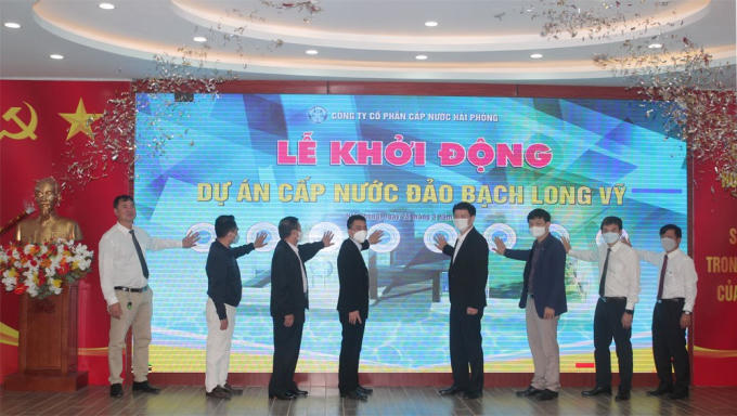 Các đại biểu nhấn nút triển khai dự án cấp nước cho huyện đảo Bạch Long Vỹ.