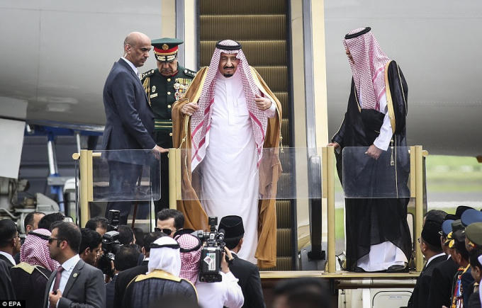 Được biết, đây là lần đầu tiên sau 50 năm có một vị vua Saudi tới Indonesia. Hai bên hy vọng sẽ hợp tác kinh tế sâu rộng hơn vì cùng xuất phát từ nền tảng Hồi giáo.
