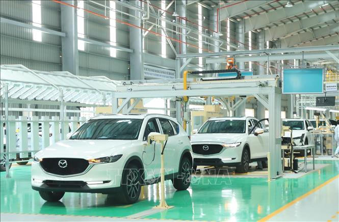 Dây chuyền lắp ráp ô tô du lịch tại nhà máy của Công ty Cổ phần Ô tô Trường Hải (Thaco) trong Khu kinh tế mở Chu Lai, huyện Núi Thành, tỉnh Quảng Nam. Ảnh: TTXVN