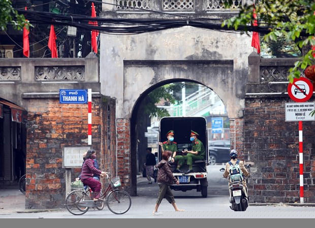 Lực lượng chức năng thường xuyên phải đi nhắc nhở tuyên truyền với người dân về việc thực hiện giãn cách xã hội. (Ảnh: Huy Hùng/TTXVN)