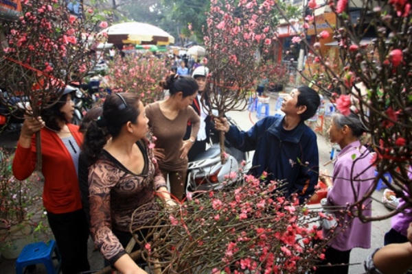Chợ hoa nhộn nhịp với nhiều loại hoa phong phú hơn. Ảnh: internet.