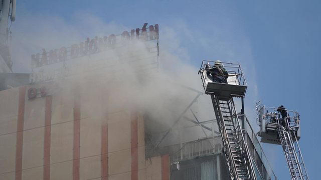 Đám cháy phát ra từ tầng thượng