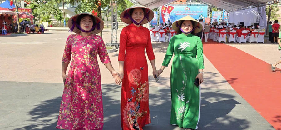 Người dân náo nức đi dự hội đoàn kết các dân tộc.