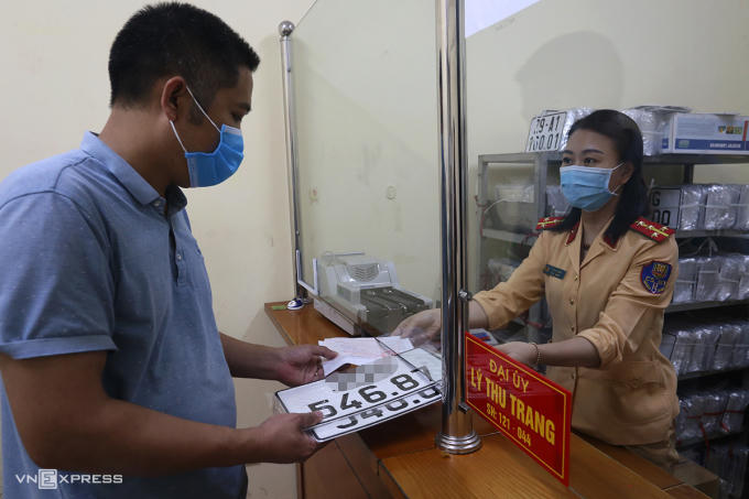 Người dân nhận biển đăng ký xe máy ngày 4/9/2020 tại Hà Nội. Ảnh: Bá Đô