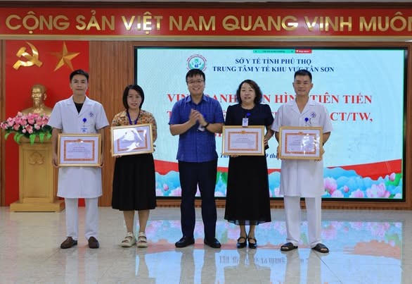 Ông Bùi Xuân Khánh, Bí thư Đảng uỷ, Giám đốc Trung tâm Y tế khu vực Tân sơn trao giấy khen vinh danh các cá nhân điển hình tiên tiến thực hiện Chỉ thị số 05 - CT/TW.