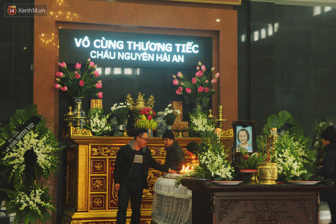 Lễ tang bé An đã được diễn ra vào trưa ngày 24/2 tại nhà tang lễ quận Cầu Giấy, Hà Nội.