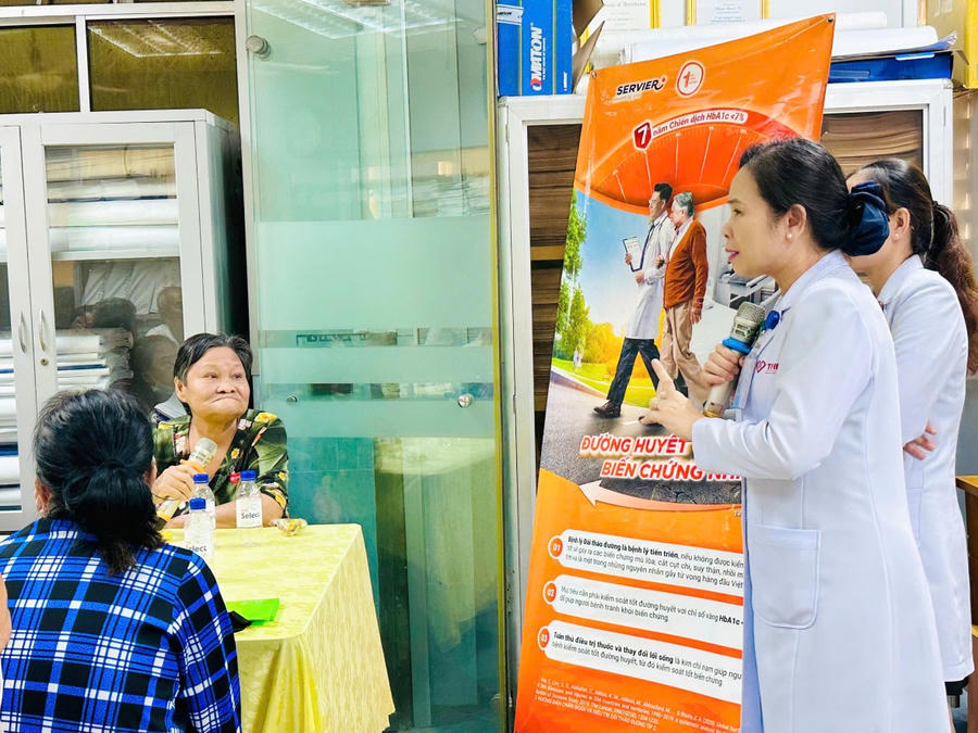 BS.CKII Lưu Thị Hồng Vân – Phó Giám đốc Bệnh viện, Trưởng Ban tổ chức chương trình, chia sẻ: “Chúng tôi tin rằng, một buổi chia sẻ chân thành, dù ngắn, cũng có thể mang lại giá trị thiết thực, giúp bệnh nhân bớt lo lắng, hiểu đúng bệnh và có thêm động lực điều trị hiệu quả, an toàn”.