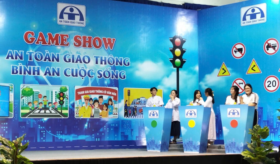Học sinh Trường Phổ thông Dân tộc nội trú Cà Mau, tham gia Chương trình Game show “An toàn giao thông - Bình an cuộc sống”.